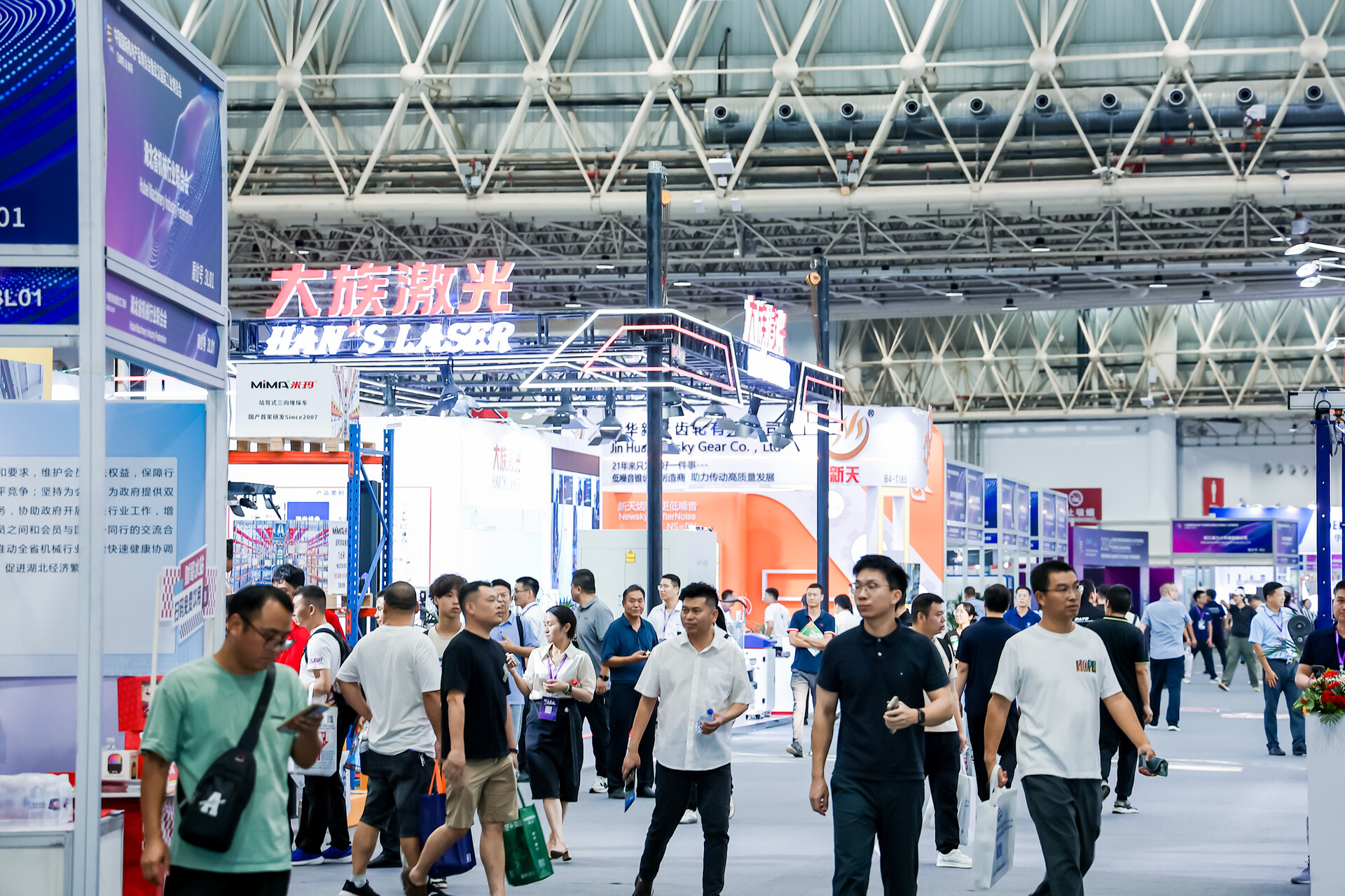 技術(shù)突破與資本博弈：2024人形機器人產(chǎn)業(yè)大變革的背后